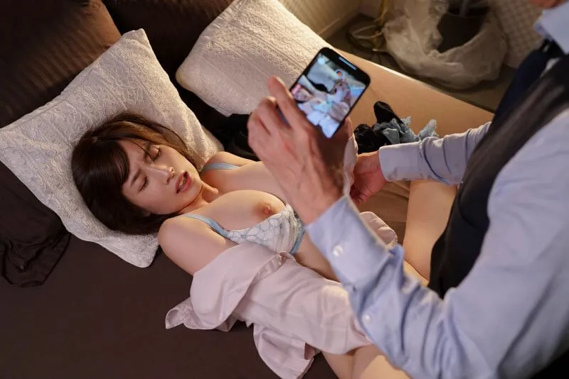 Cấp trên chuốc thuốc em thư ký bắt nện cả đêm khi đi bàn việc làm ăn xa