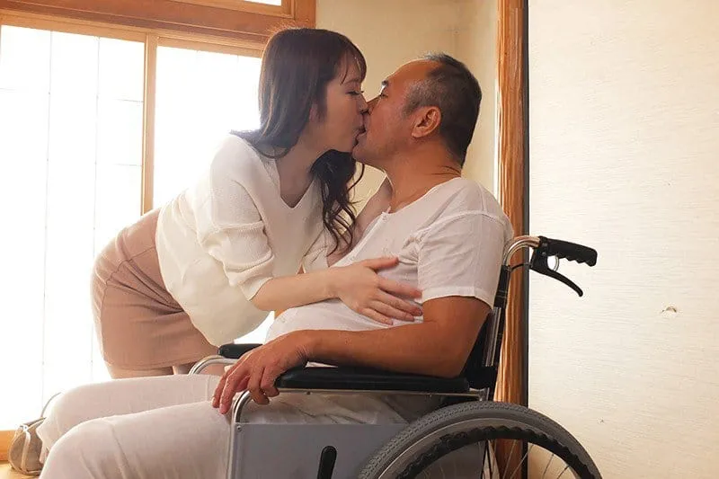 Vợ của con trai hiếu thảo chăm sóc bố anh xã tàn tật