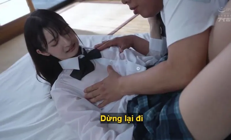 Bố dượng không còn kiềm được trước ái nữ trong bộ đồng phục bị ướt mưa